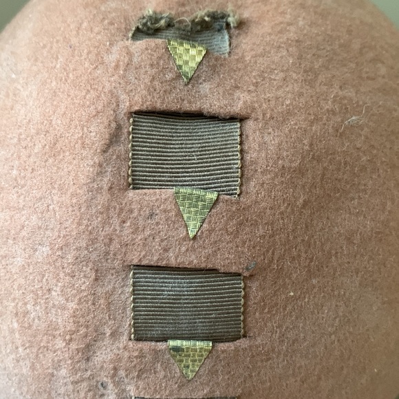 Authentic Antique 1920s Wool Felt Cloche Bell Hat with Gold Detailing - Picture 4 of 7